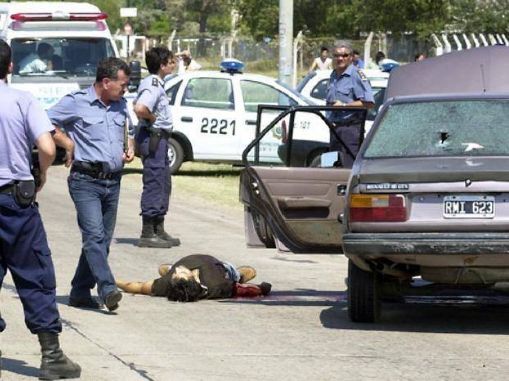 Condenan a un polic�a por matar a un remisero que trasladaba a dos ladrones