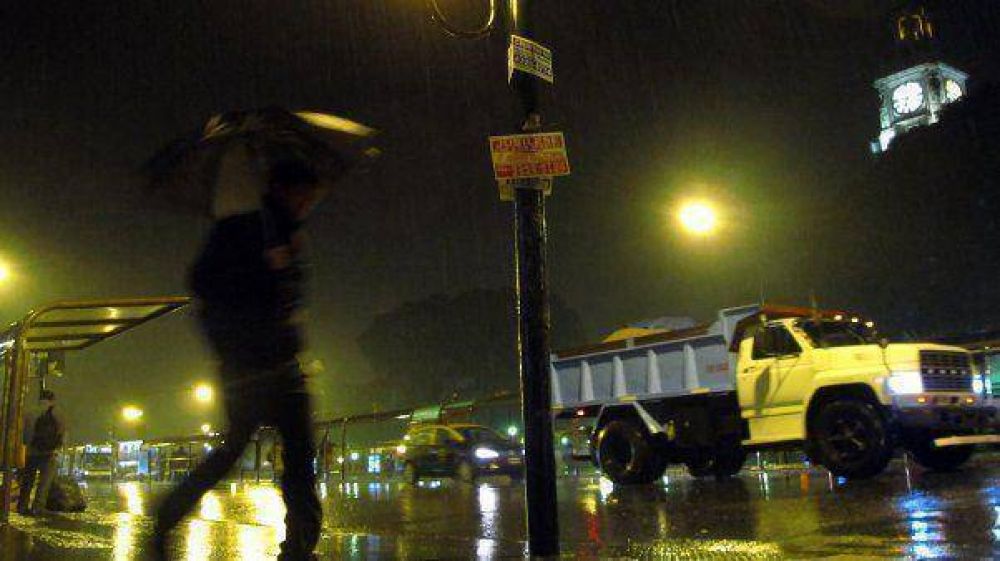 Contin�a el alerta por tormentas fuertes en la Ciudad y alrededores