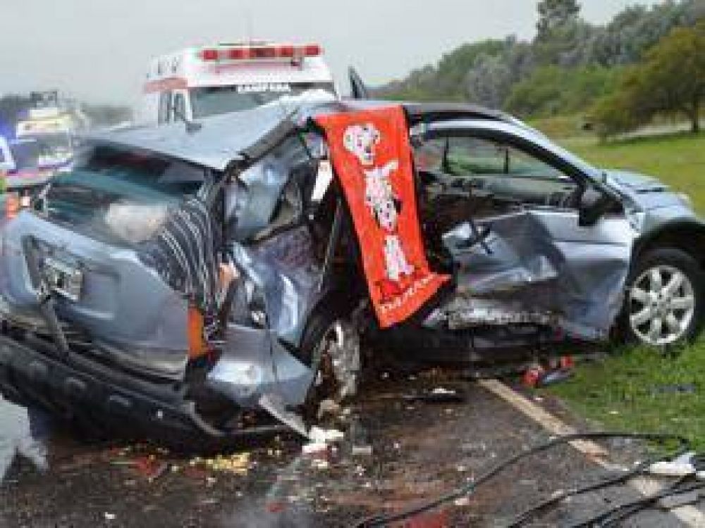 Dos muertos y varios heridos tras choque entre dos autos