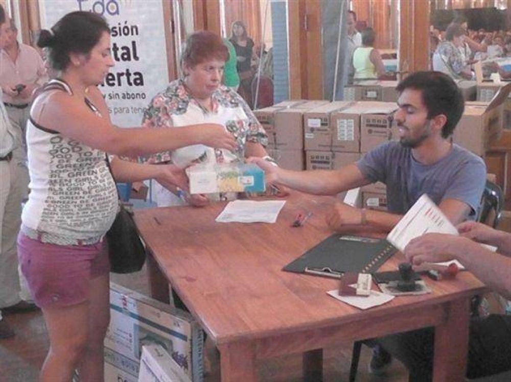 Se entregaron, ayer, en el Sal�n Blanco, 515 decodificadores y antenas de la Televisi�n Digital Abierta