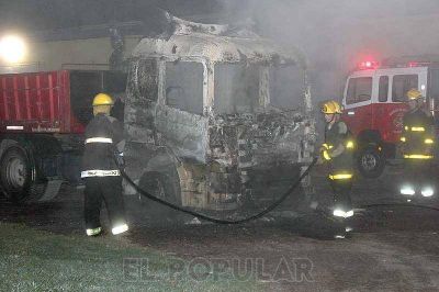 Incendio de un cami�n con p�rdidas totales