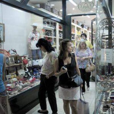 Las ventas en comercios minoristas cayeron casi 4% en enero
