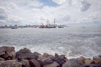 Ya est� en la ciudad la draga que realizar� obras en el puerto