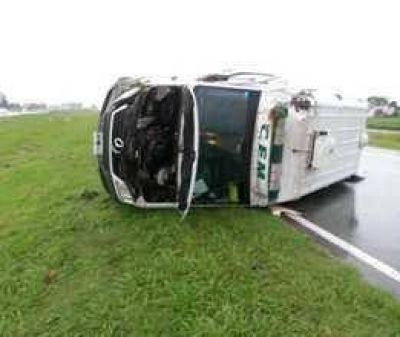 Volc� una ambulancia en la Ruta 9  