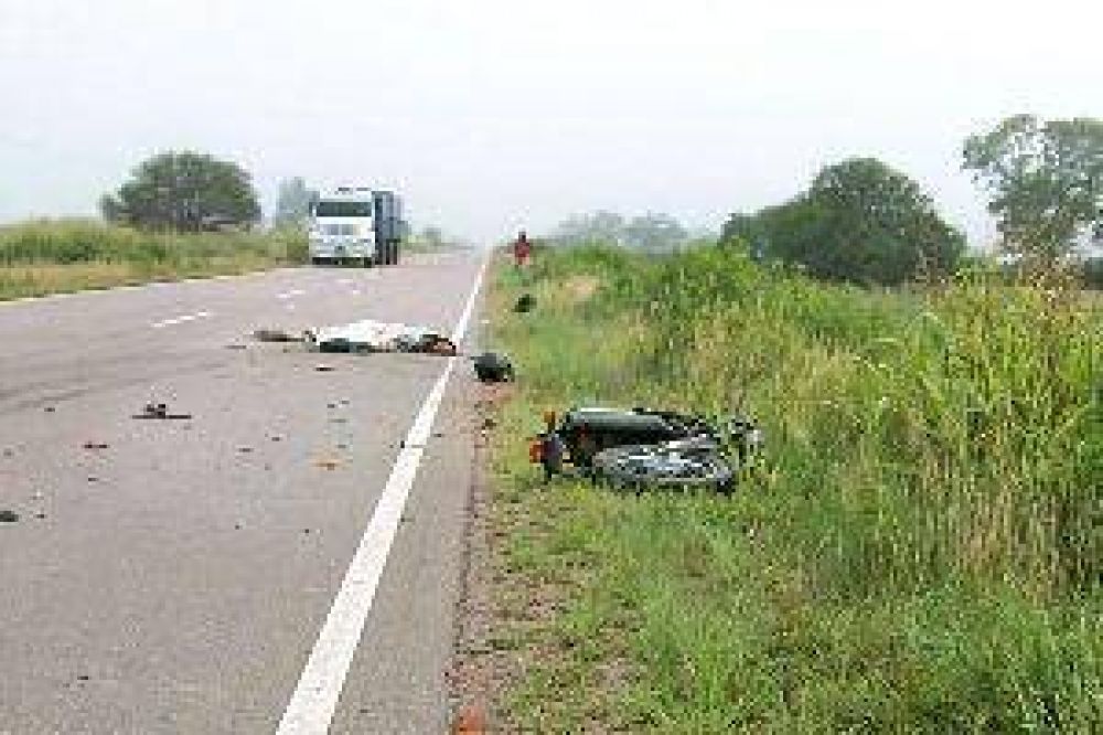 Dos motociclistas muertos: uno chocado por un cami�n y el otro por una camioneta