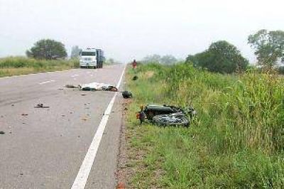 Dos motociclistas muertos: uno chocado por un cami�n y el otro por una camioneta