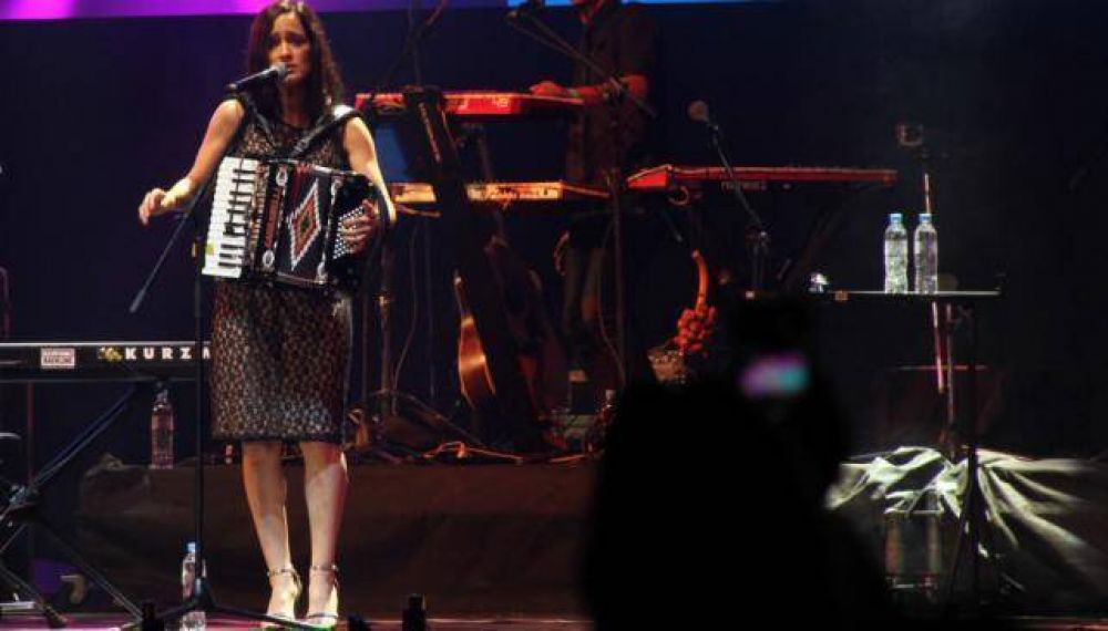 Julieta Venegas abri� la cuarta noche de Pe�as