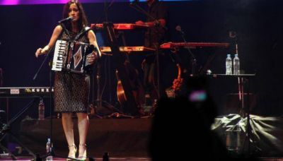 Julieta Venegas abri� la cuarta noche de Pe�as