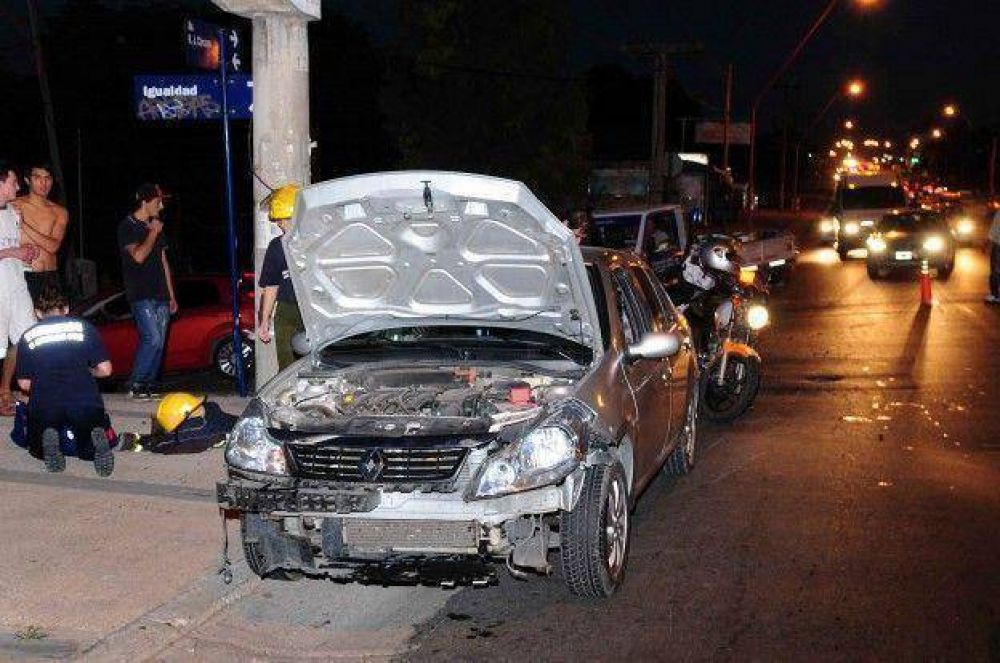 Una mujer result� herida en un choque en la Av. C�rcano