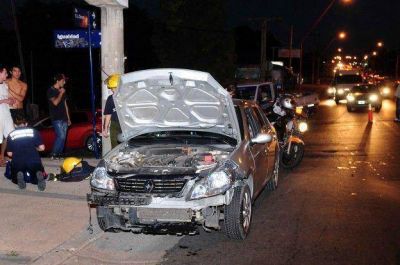 Una mujer result� herida en un choque en la Av. C�rcano