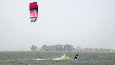 Kitesurf, un deporte que crece en Jun�n