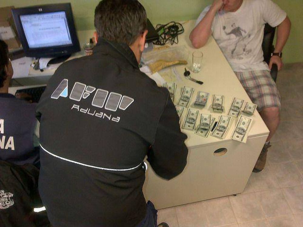 Secuestraron d�lares en el control de Jama