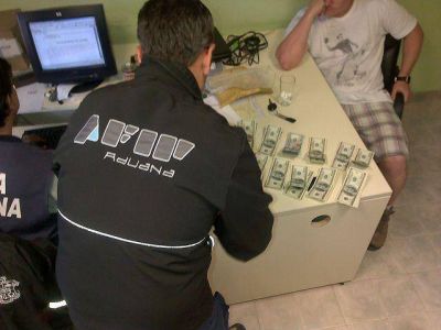 Secuestraron d�lares en el control de Jama