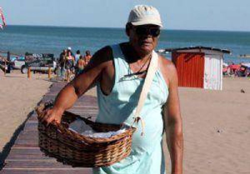 Ms de 60 vendedores ambulantes recorren la costa de Necochea