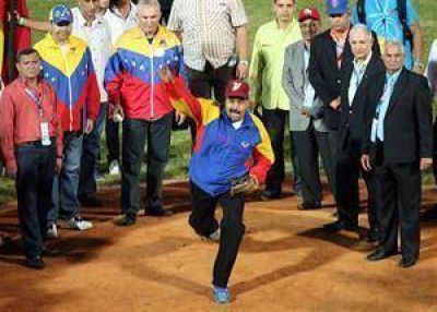 Crece el malestar con Maduro por las trabas a los viajes y la escasez