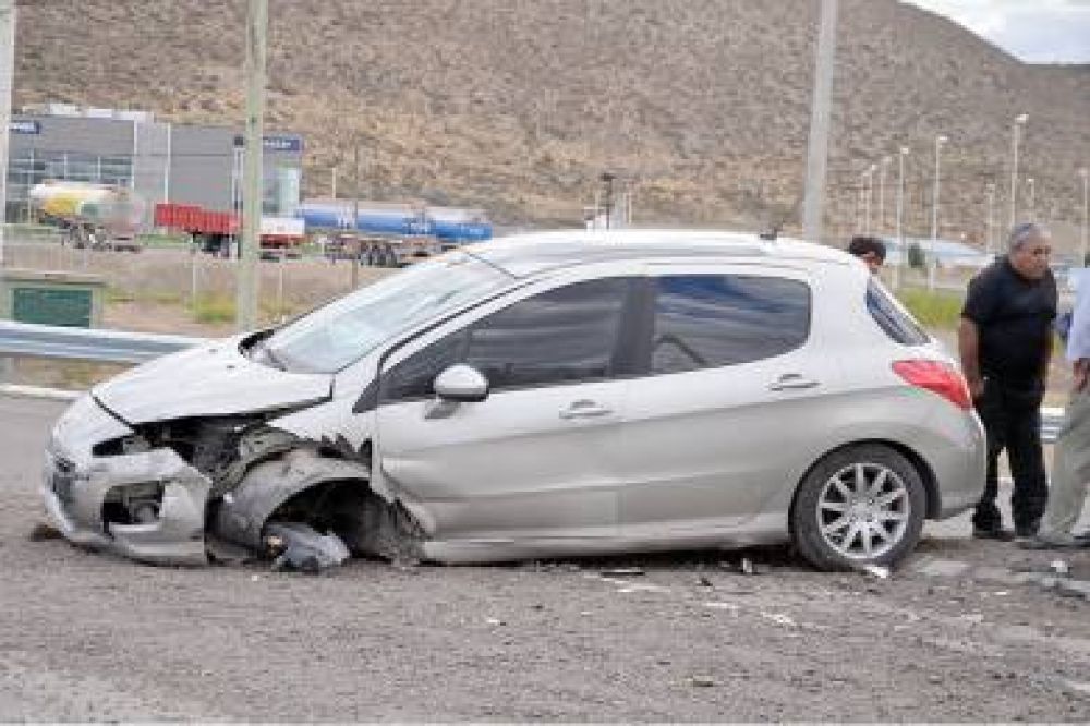 Moderno veh�culo virtualmente destruido en la rotonda de rutas 3 y 26 