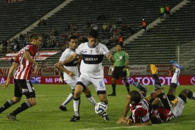 Con un golazo de Lucas Licht, Gimnasia festej� ante Estudiantes en Mar del Plata