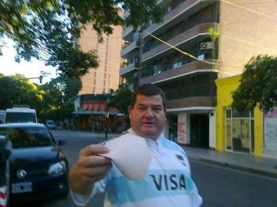Patoteros de Alperovich atacan a una mujer que pegaba calcos pidiendo el esclarecimiento del caso Lebbos