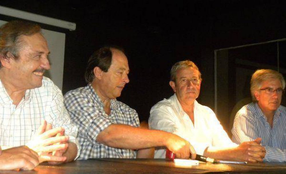 Armend�riz reuni� a Cobos, Sanz y Alfons�n en Bragado