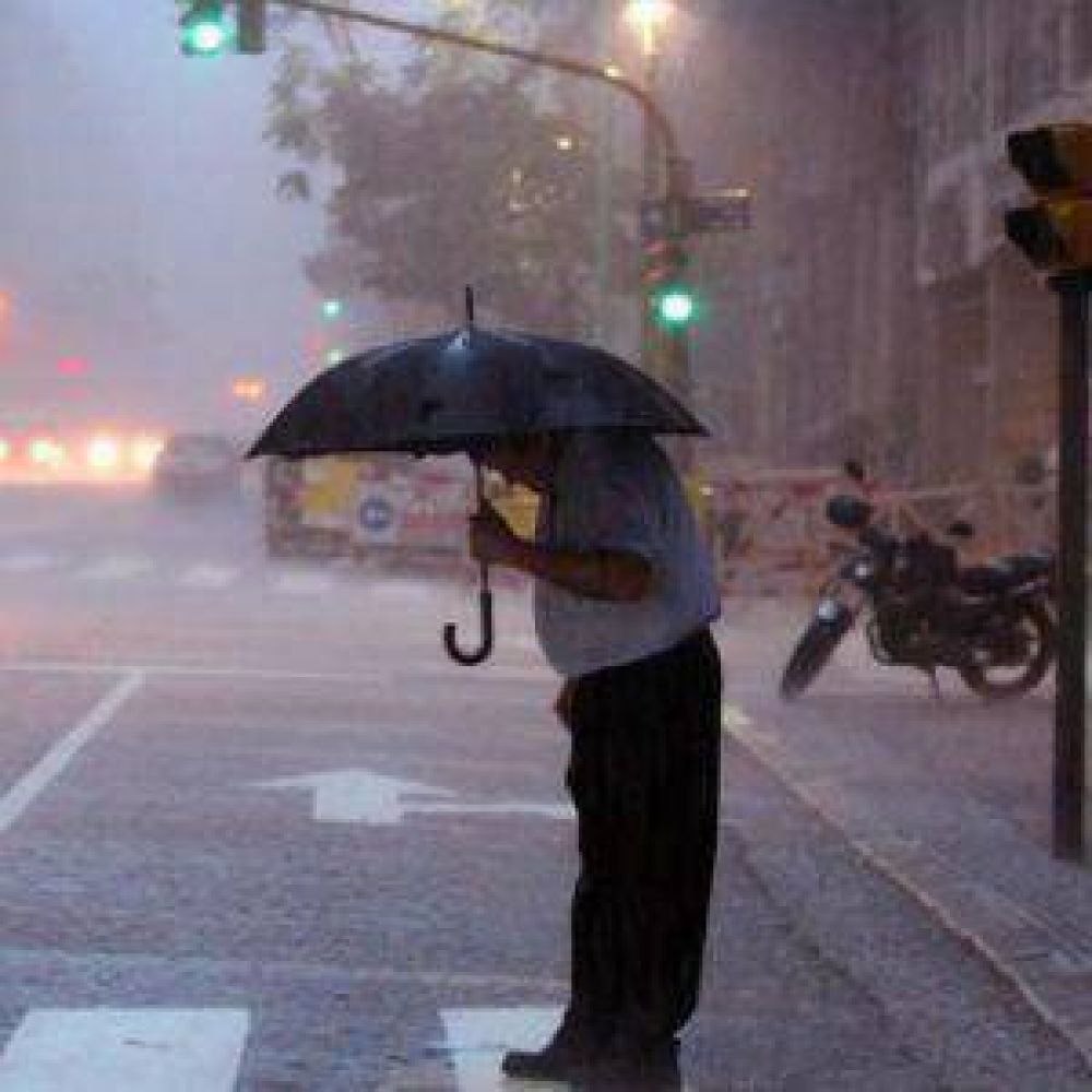 Ya llueve en La Plata y el alerta tambi�n pronostica granizos