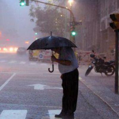 Ya llueve en La Plata y el alerta tambi�n pronostica granizos