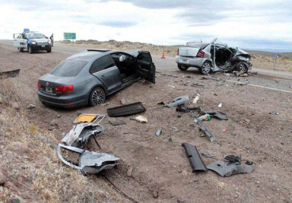 Tres personas murieron en choque entre dos autos en Coll�n Cura 