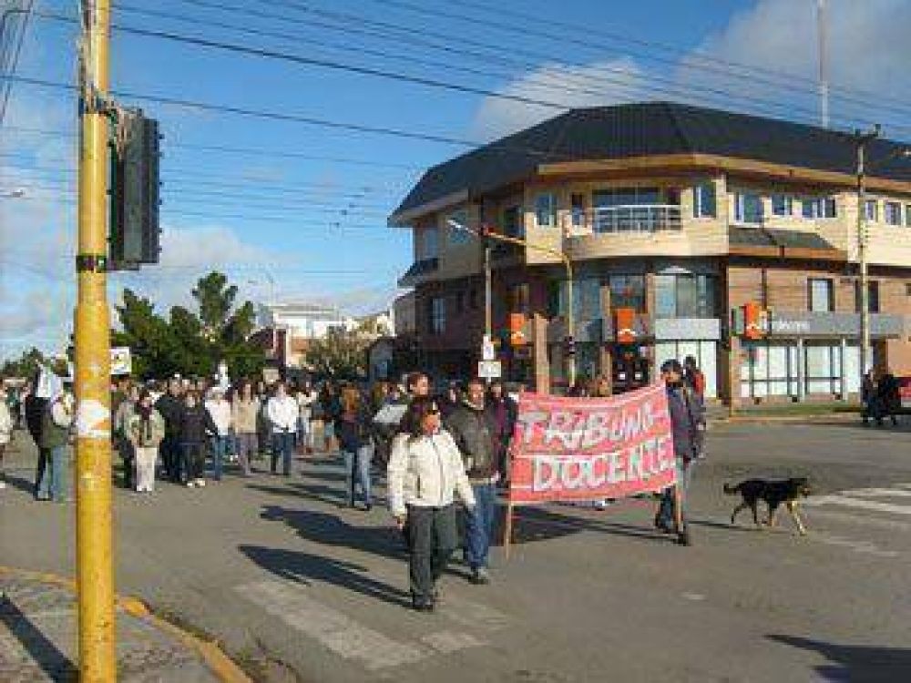 Agrupaci�n Tribuna Docente exige un sueldo m�nimo de 10 mil pesos 