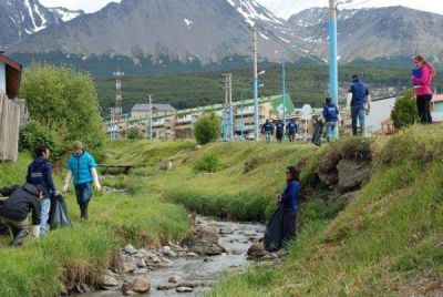 Ushuaia: Se realiz� la segunda limpieza del Arroyo Buena Esperanza 