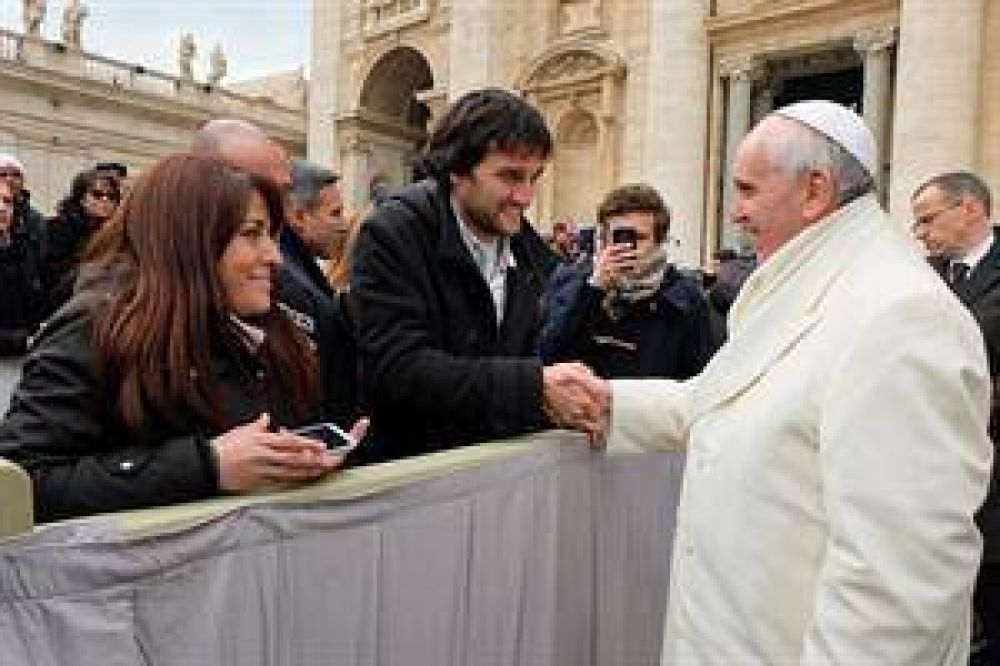 El papa Francisco y unas velas que iluminan su compromiso por la villa 31 de Retiro