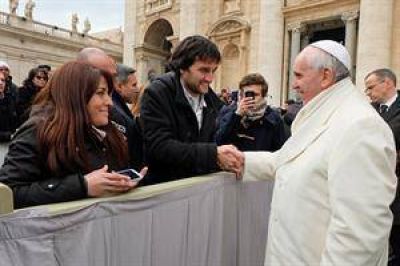 El papa Francisco y unas velas que iluminan su compromiso por la villa 31 de Retiro