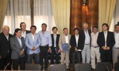 Precios Ciudadanos: Kicillof y Capitanich firmaron convenio con intendentes de la FAM