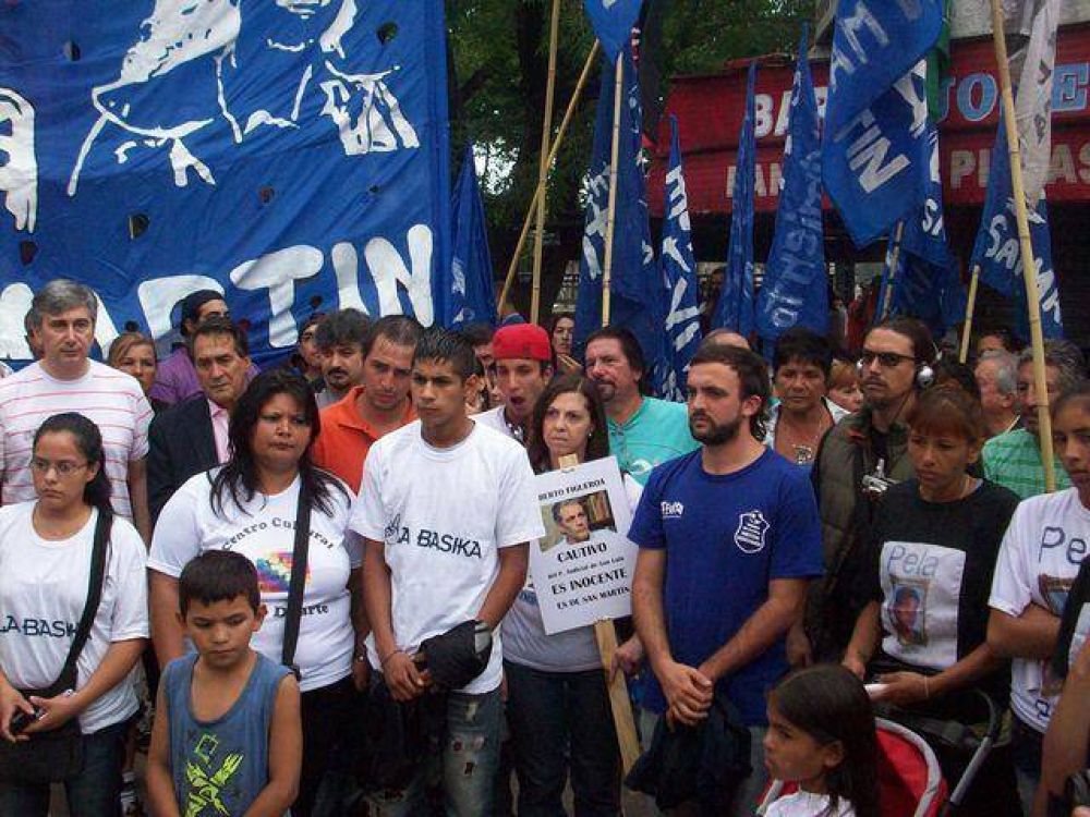 Centenares de militantes y pol�ticos recordaron el 3� anivesario de la Masacre de La Carcova