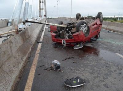 Un herido en un vuelco sobre el puente �La Pedrera�