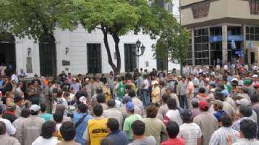 El Gobierno se debate entre pagar aumento del 44% dado a polic�as o seguir pautas de Naci�n con 23% como tope