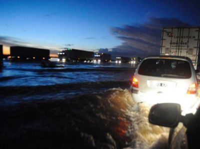 Caos en la Autopista Rosario - Buenos Aires por el desborde de los arroyos Pav�n y Ramallo