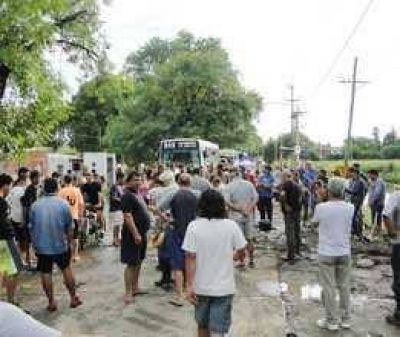 Vecinos abrieron una zanja en camino a La Emilia  