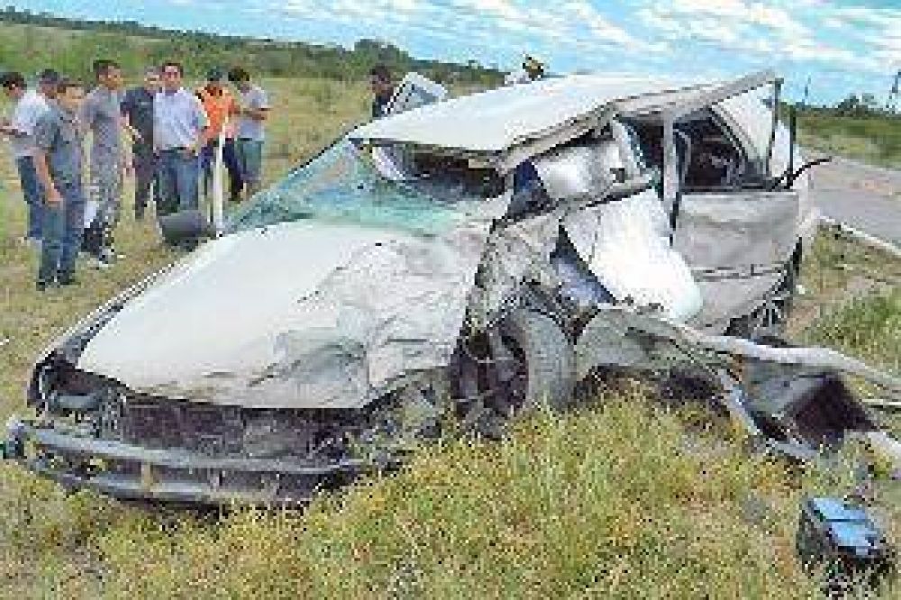 Se durmi�, cruz� de carril, choc� de frente con un cami�n y muri�