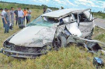 Se durmi�, cruz� de carril, choc� de frente con un cami�n y muri�