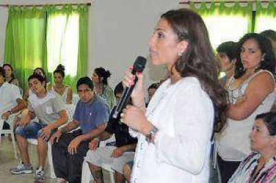 La gobernadora visit� las instalaciones del Crease y dialog� con los j�venes internos
