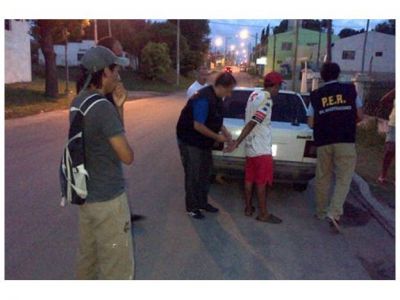Se baj� de un colectivo y lo detuvieron con marihuana y coca�na en los bolsillos
