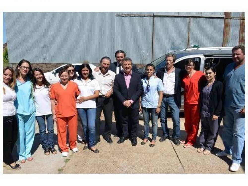 Regularizan cargos de 100 profesionales de salud