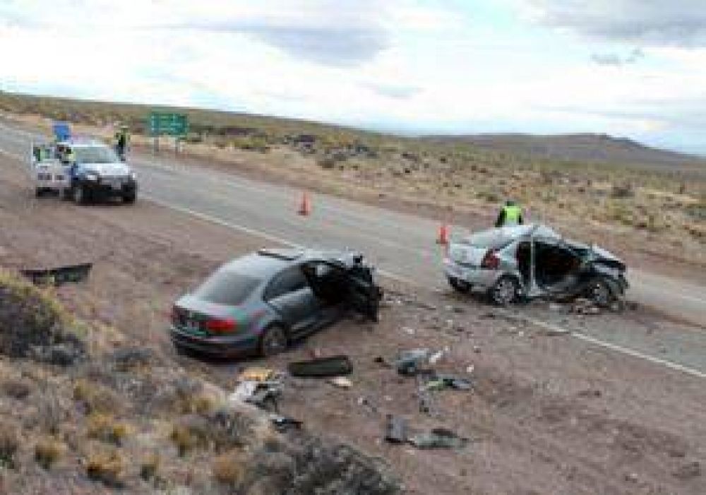 Terrible choque en la bajada de Coll�n Cura: Tres muertos y dos heridos