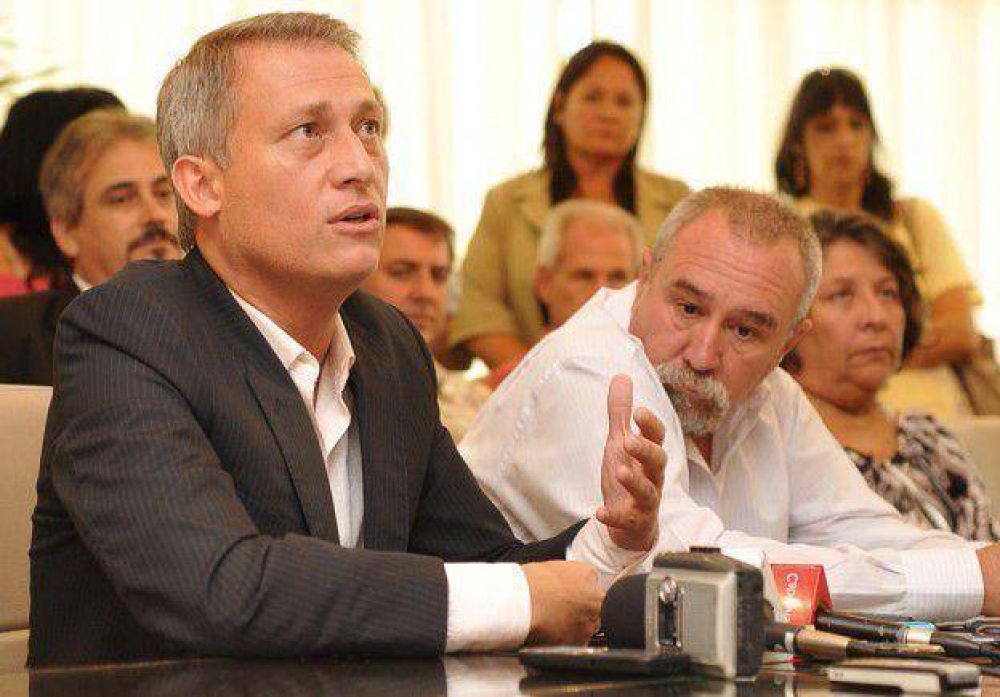 Avil�s apoy� a vecinos por el estado del agua en Costa Azul