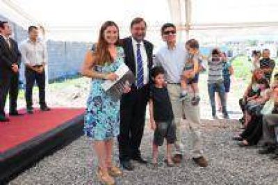 �Que m�s salte�os cuenten con su casa propia nos compromete a reforzar la labor municipal�, dijo Miguel Isa
