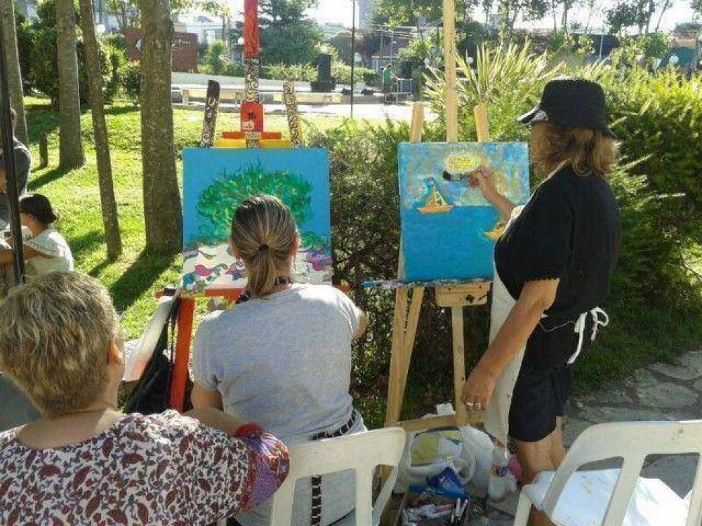 Pacientes oncol�gicos del CEMA pintan cuadros junto a artistas locales