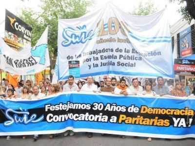 Los docentes pedir�n 5 mil pesos de sueldo inicial y una segunda negociaci�n a mediados de a�o