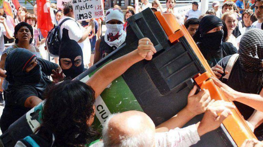 C�rdoba: incidentes y detenidos luego de la aprobaci�n de un aumento en el transporte p�blico