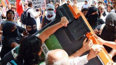 C�rdoba: incidentes y detenidos luego de la aprobaci�n de un aumento en el transporte p�blico