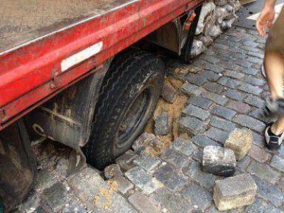 Cami�n atrapado en pleno centro porte�o