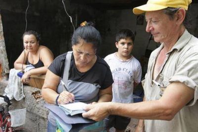 Dejaron la casilla de la villa para empezar a vivir en una casa digna